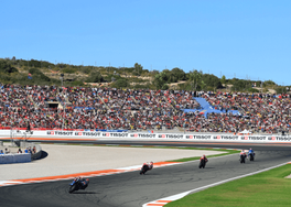 Le moto MotoGP corrono sul circuito di Valencia