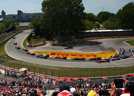 Sebastian Vettel führt Lewis Hamilton zu Beginn des Formel-1-Grand-Prix von Kanada 2019 aus Kurve 2 heraus