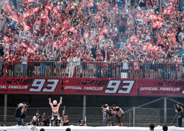 Marquez célèbre avec ses fans lors de la course MotoGP Catalunya