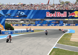 Los aficionados ven la acción en la carrera de MotoGP Jerez