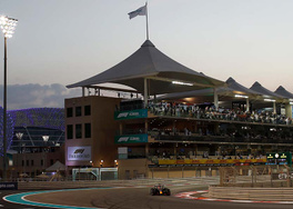 Max Verstappen verlässt Kurve 1 beim Formel-1-Grand-Prix von Abu Dhabi 2021 auf dem Weg zu seiner ersten Formel-1-Weltmeisterschaft