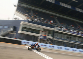 Una moto cruzando la línea de meta en el MotoGP de Tailandia