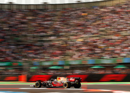 Sergio Perez con la sua Red Bull RB16B arriva nella sezione stadio durante il Gran Premio di F1 del Messico 2021